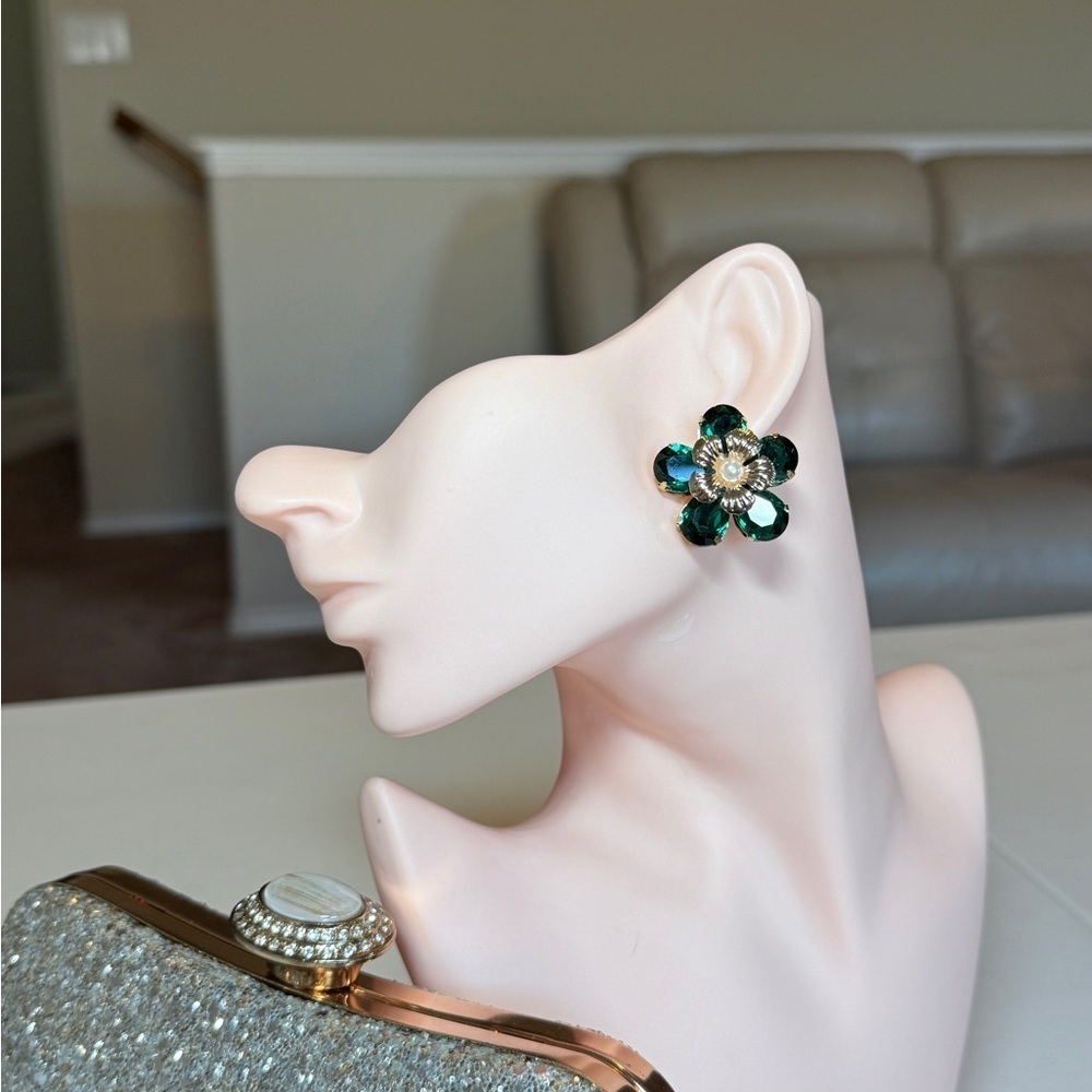 ⚜️ Elegant Green and Gold Floral Earrings - Picture 3 of 9
